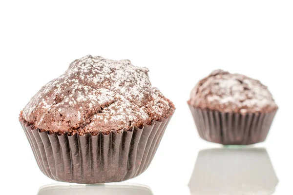 Dva Domácí Čokoládové Muffiny Makro Izolované Bílém Pozadí — Stock fotografie