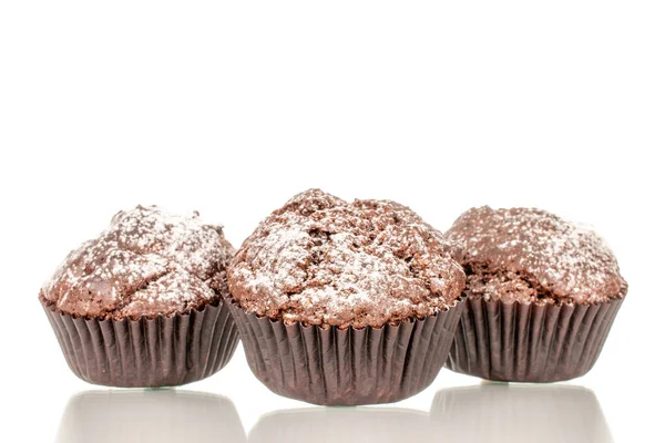 Tři Domácí Čokoládové Muffiny Makro Izolované Bílém Pozadí — Stock fotografie
