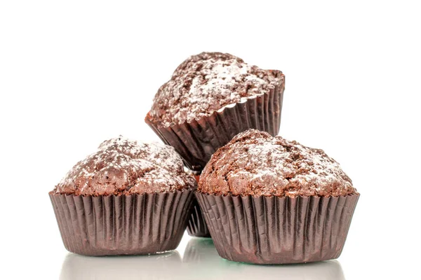 Drei Hausgemachte Schokoladenmuffins Makro Isoliert Auf Weißem Hintergrund — Stockfoto