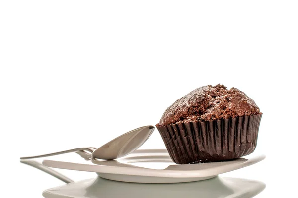 Jeden Domácí Čokoládový Muffin Talíři Kovovou Lžičkou Makro Izolovaný Bílém — Stock fotografie