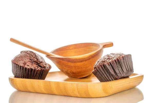 Tahta Bir Tabakta Iki Yapımı Çikolatalı Kek Beyaz Arka Planda — Stok fotoğraf