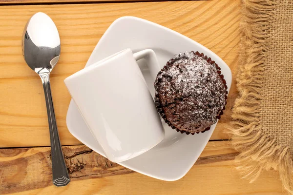 Beyaz Seramik Çay Tabağında Yapımı Çikolatalı Kek Tahta Masada Metal — Stok fotoğraf