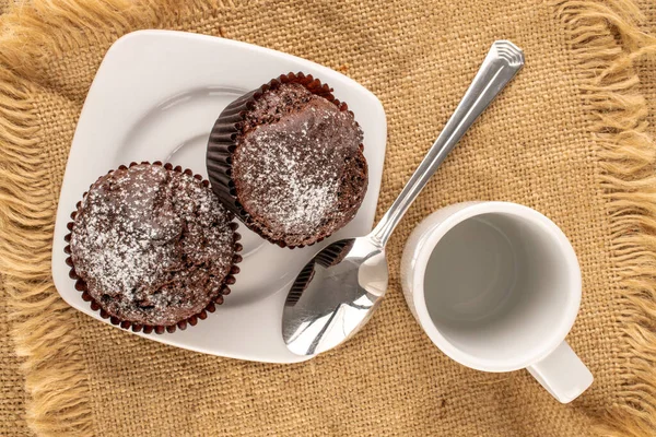 Beyaz Seramik Çay Tabağında Iki Yapımı Çikolatalı Kek Bardak Metal — Stok fotoğraf