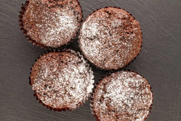Dört Tane Yapımı Çikolatalı Kek Kayrak Taşı Makro Üst Manzara — Stok fotoğraf