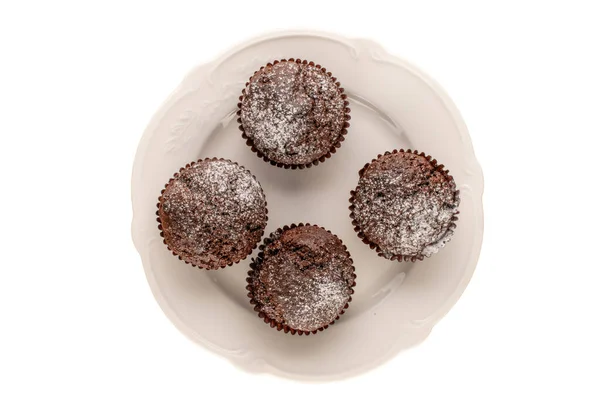 Čtyři Domácí Čokoládové Cupcakes Jílovém Talíři Bílém Pozadí Makro Horní — Stock fotografie