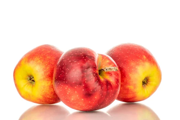 Tres Manzanas Rojas Macro Aisladas Sobre Fondo Blanco — Foto de Stock