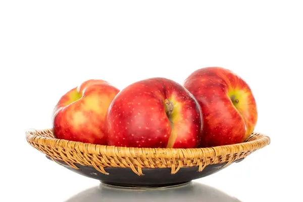 Tres Manzanas Rojas Una Placa Cerámica Macro Aisladas Sobre Fondo — Foto de Stock