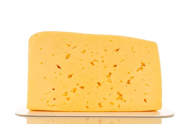Ένα Κομμάτι Τυρί Λευκό Χάρτινο Πιάτο Μακροεντολή Απομονωμένο Λευκό Φόντο — Φωτογραφία Αρχείου
