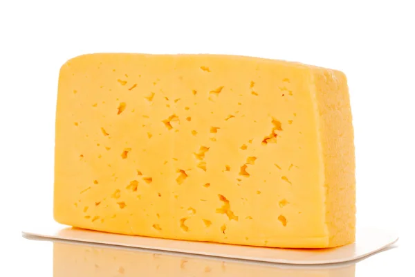 白い背景に隔離された白い紙のプレート マクロ上のチーズの一枚 — ストック写真