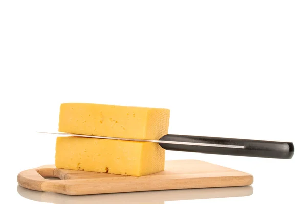 Kousek Sýra Kovovým Nožem Dřevěné Kuchyňské Desce Makro Izolovaný Bílém — Stock fotografie