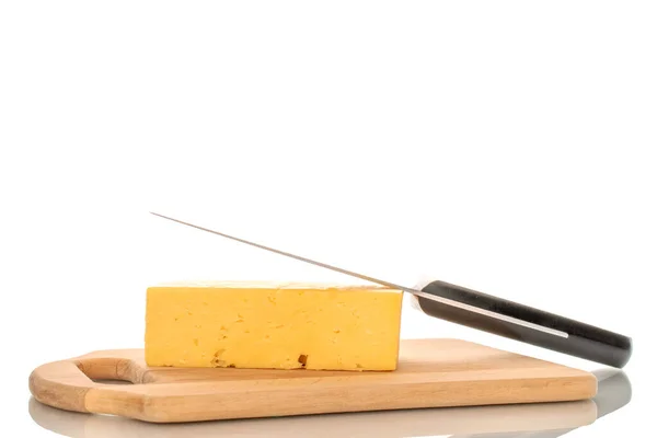 Кусок Сыра Металлическим Ножом Деревянной Кухонной Доске Макрос Изолированный Белом — стоковое фото