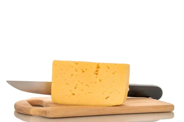 一块奶酪 上面有一把金属刀 放在厨房的木板上 很大程度上与白色背景隔离 — 图库照片