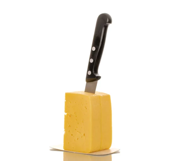 Ένα Κομμάτι Τυρί Ένα Μεταλλικό Μαχαίρι Μακροεντολή Απομονωμένο Λευκό Φόντο — Φωτογραφία Αρχείου