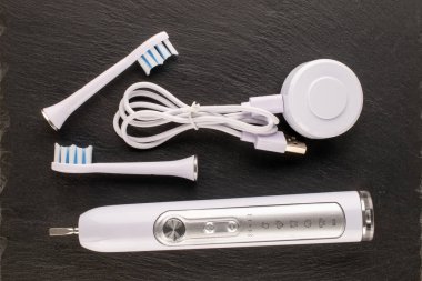 Tahta taşın üzerinde bir elektrikli kürdan, makro görünüm, üst görünüm.