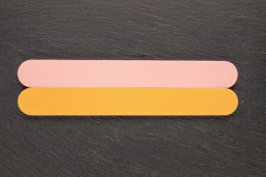 Tahta taş, makro, üst görünüm üzerine iki tırnak dosyası.