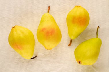 Birkaç parlak sarı armut keten kumaş, makro, üst manzara..