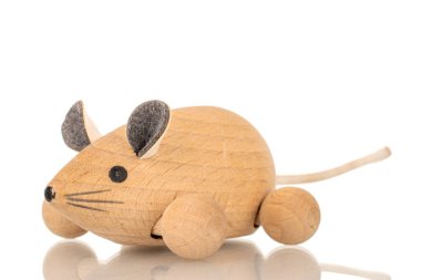 Bir oyuncak tahta fare, makro, beyaz arka planda izole edilmiş..