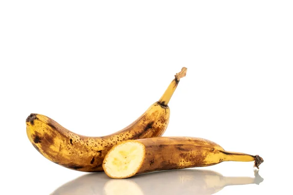 Jeden Cały Pół Przejrzały Banan Nożem Drewnianej Tablicy Kuchennej Makro — Zdjęcie stockowe
