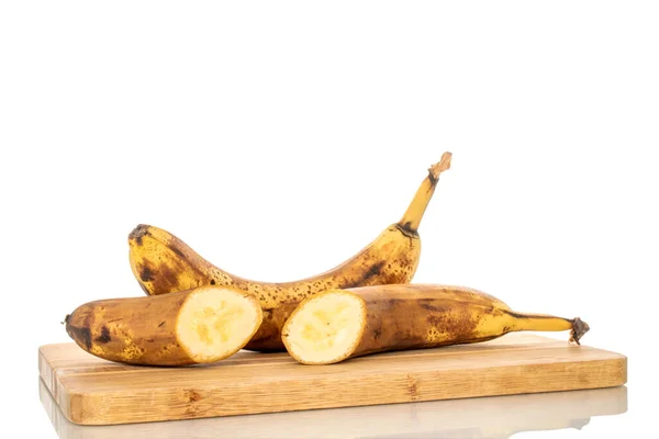 Jeden Cały Pół Dojrzały Banan Nożem Drewnianej Tablicy Kuchennej Makro — Zdjęcie stockowe