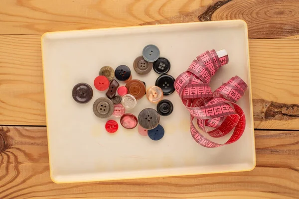 Muchos Botones Recipiente Plástico Cinta Métrica Para Costureras Una Mesa —  Fotos de Stock