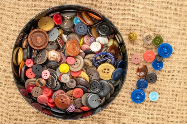 Багато Кнопок Пластиковій Тарі Джутовому Полотні Макро Вид Зверху — стокове фото