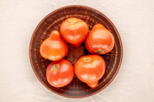 Αρκετές Κόκκινες Ντομάτες Πήλινο Πιάτο Λινό Ύφασμα Μακροεντολή Κορυφαία Άποψη Royalty Free Φωτογραφίες Αρχείου