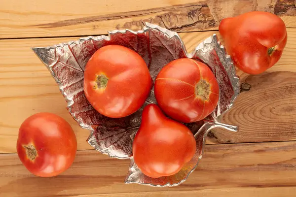 Kilka Czerwonych Pomidorów Metalową Tacą Drewnianym Stole Makro Widok Góry Obrazek Stockowy