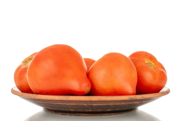 Vários Tomates Vermelhos Suculentos Uma Chapa Barro Macro Isolados Fundo — Fotografia de Stock