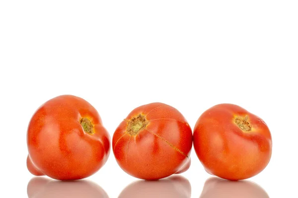 Τρεις Ζουμερές Κόκκινες Ντομάτες Μακρο Απομονωμένες Λευκό Φόντο — Φωτογραφία Αρχείου