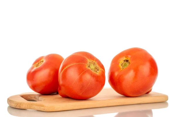 Três Tomates Vermelhos Suculentos Uma Placa Cozinha Madeira Macro Isolados — Fotografia de Stock