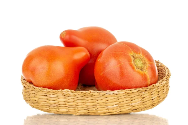 Drei Saftige Rote Tomaten Auf Einem Strohteller Makro Isoliert Auf — Stockfoto