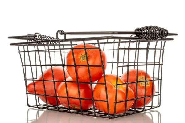 Vários Tomates Vermelhos Suculentos Uma Cesta Macro Isolados Fundo Branco — Fotografia de Stock