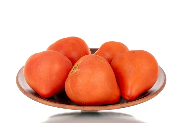 Αρκετές Ζουμερές Κόκκινες Ντομάτες Πήλινο Πιάτο Μακρο Απομονωμένες Λευκό Φόντο Εικόνα Αρχείου
