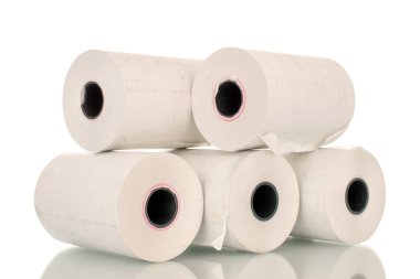 Birkaç rulo kağıt yazar kasa bandı, yakın plan beyaz arka planda izole edilmiş..