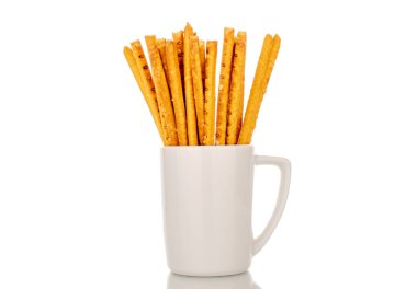 Saman bir fırın ürünüdür. Beyaz seramik bardaklı birkaç pipet, makro, beyaz arka planda izole edilmiş.