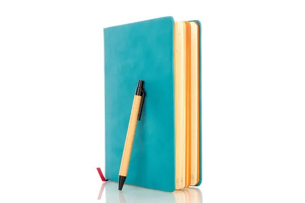 Cuaderno Con Lápiz Macro Aislado Sobre Fondo Blanco — Foto de Stock