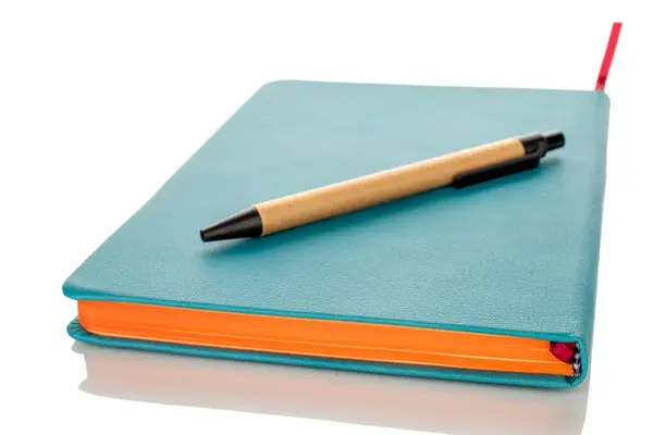 Ein Notizbuch Mit Stift Makro Isoliert Auf Weißem Hintergrund — Stockfoto