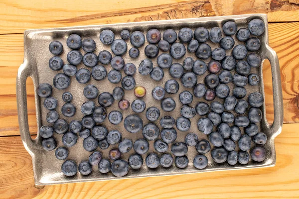 Flere Modne Blåbær Med Metallbrett Trebord Makro Sett Ovenfra – stockfoto