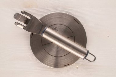 Tahta masa, makro ve üst görünüm üzerinde indüksiyon yüzeyi için bir metal adaptör..