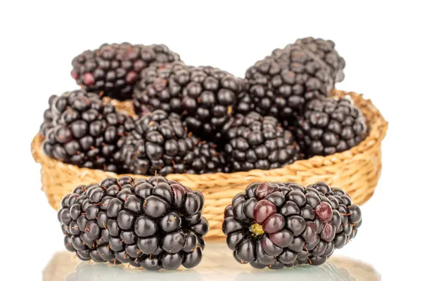 いくつかの甘いブラックベリーの果実は 白い背景に隔離されたストロープレート マクロで — ストック写真