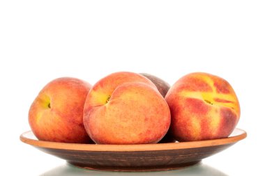 Beyaz arka planda, kil plakalı, makro kaplamalı, olgun organik şeftaliler..