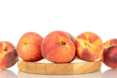 Tahta tepside, makroyla, beyaz arka planda izole edilmiş olgun organik şeftaliler..