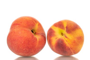 İki olgun organik şeftali, makro, beyaz arka planda izole edilmiş..