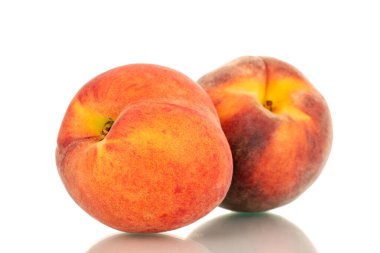 İki olgun organik şeftali, makro, beyaz arka planda izole edilmiş..