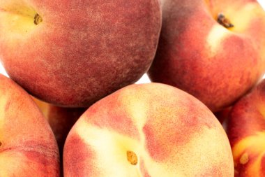 Birkaç olgun organik şeftali, makro, beyaz arka planda izole edilmiş..