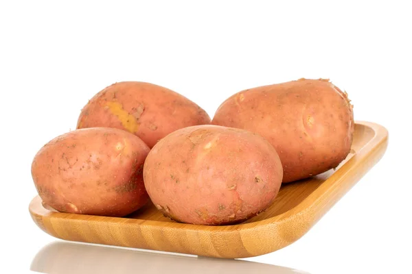 Αρκετές Οργανικό Ροζ Ακατέργαστες Πατάτες Ένα Πιάτο Μπαμπού Μακροεντολή Απομονώνονται — Φωτογραφία Αρχείου