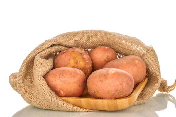 Several Organic Pink Raw Potatoes Bamboo Plate Jute Bag Macro — Stock Photo, Image