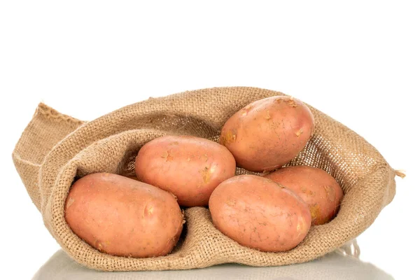 Kilka Organicznych Różowych Surowych Ziemniaków Workiem Juty Makro Izolowane Białym — Zdjęcie stockowe