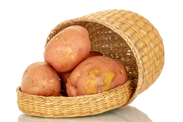 Αρκετές Οργανικό Ροζ Ακατέργαστες Πατάτες Καλάθι Άχυρο Μακροεντολή Απομονώνονται Λευκό — Φωτογραφία Αρχείου