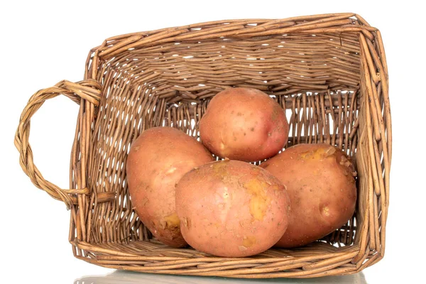 Vários Rosa Orgânico Batatas Cruas Com Cesta Palha Macro Isolado — Fotografia de Stock